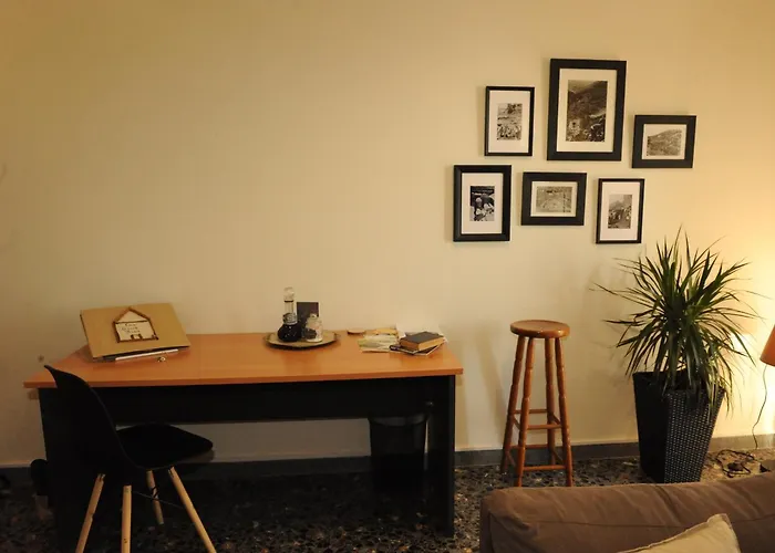Delphic Moments - Sunny App 3Br, 2Ba With View