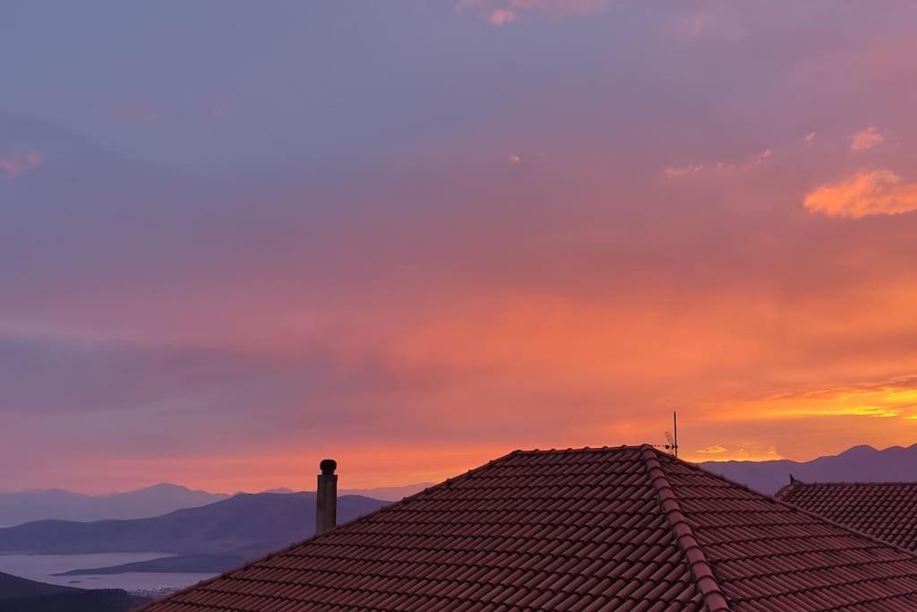 Delphic Moments - Sunny App 3br, 2ba With View