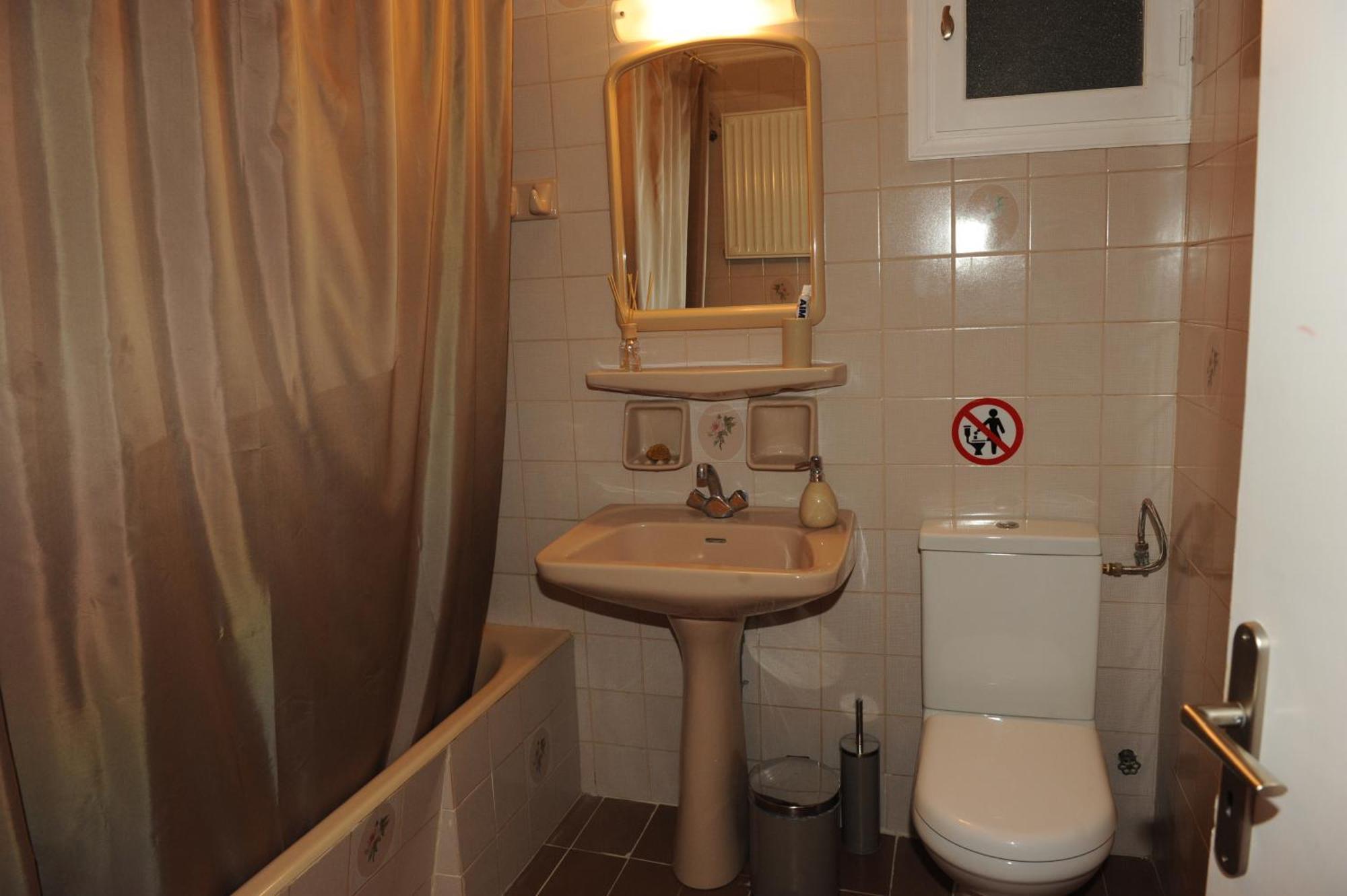 Delphic Moments - Sunny App 3br, 2ba With View