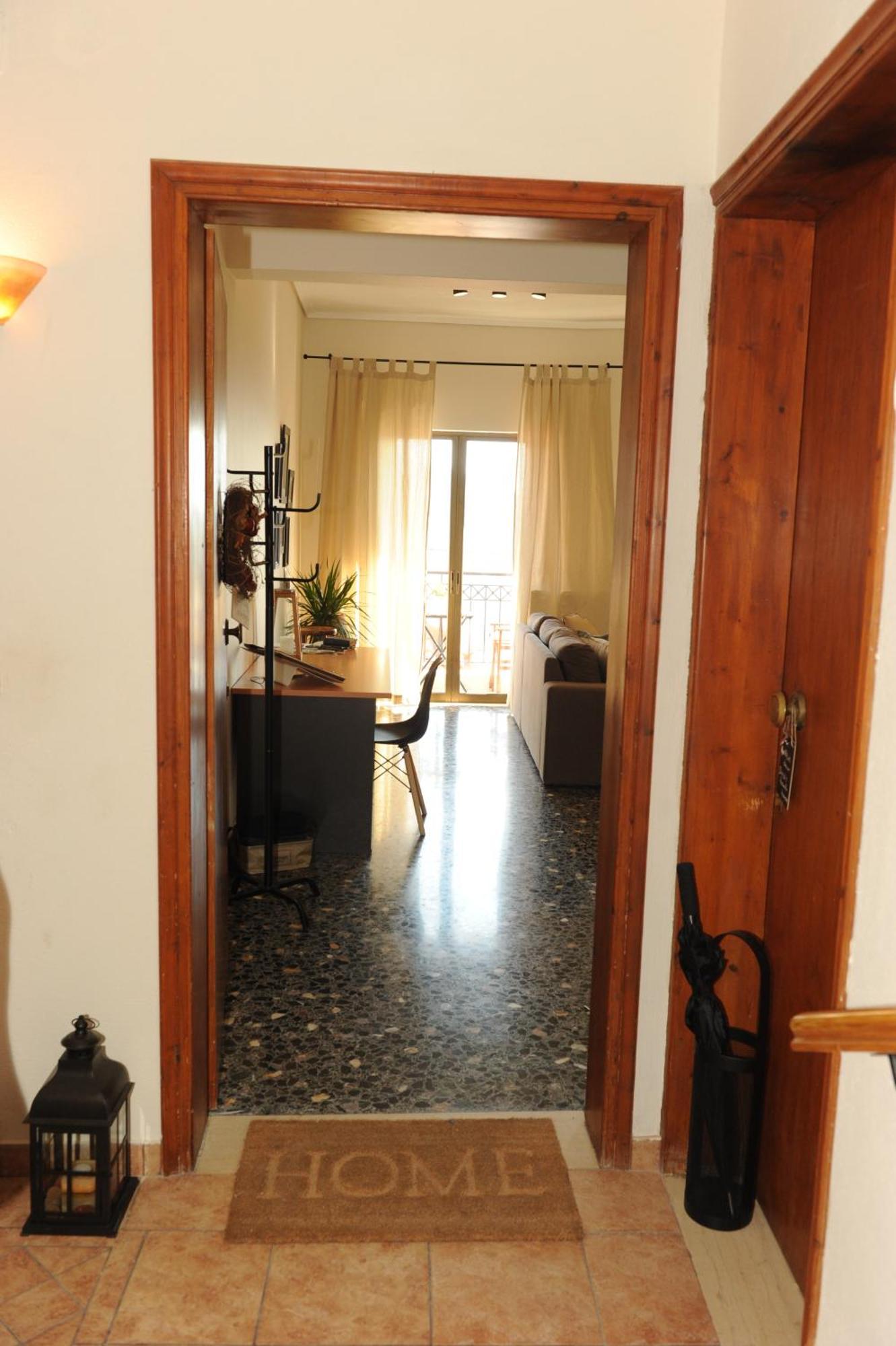 Delphic Moments - Sunny App 3br, 2ba With View