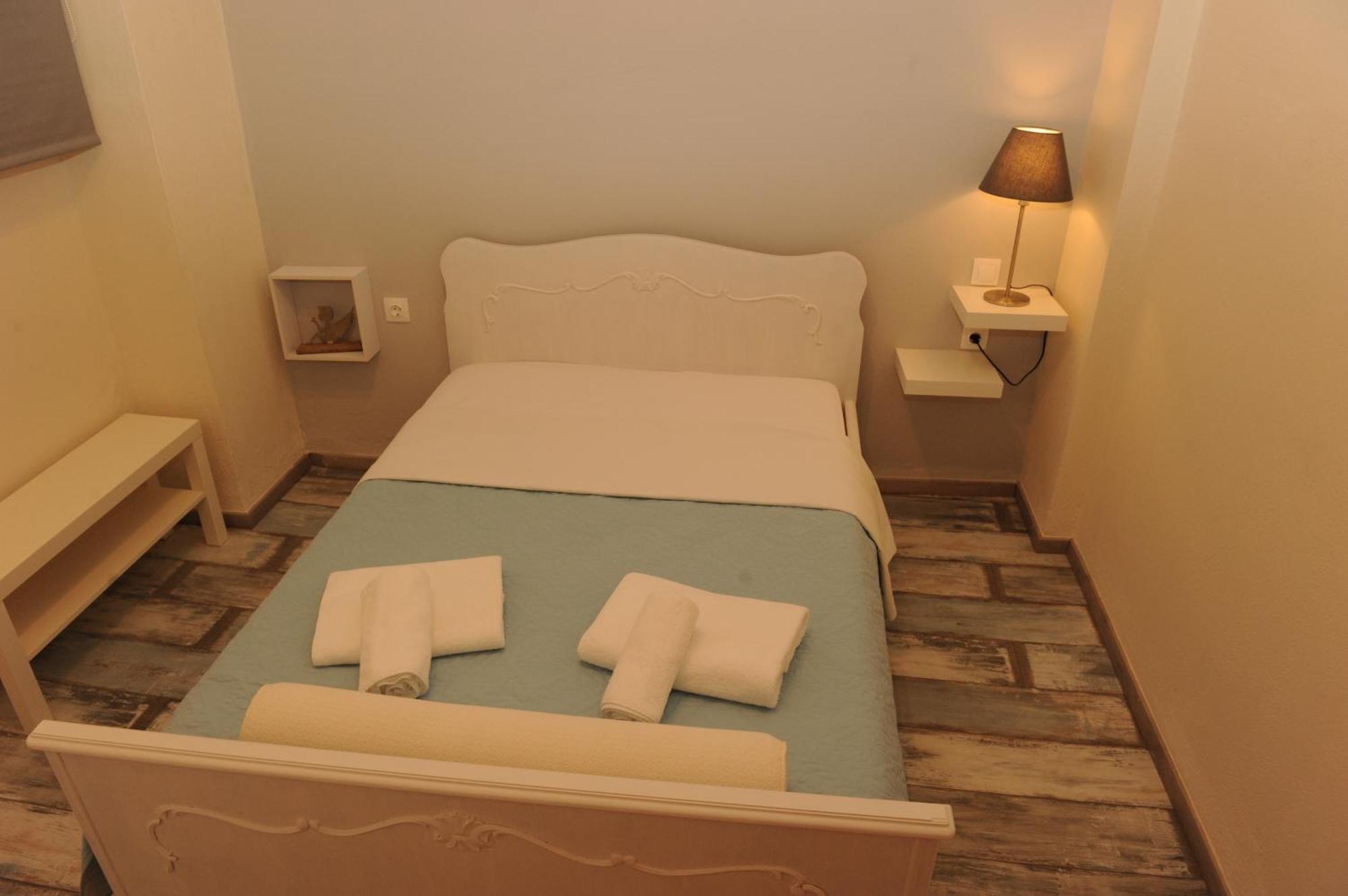 Delphic Moments - Sunny App 3br, 2ba With View *